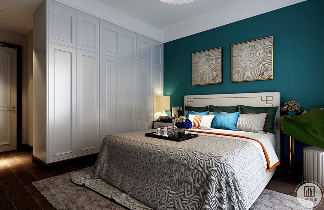 主卧室采用蓝色背景墙与白色衣柜。