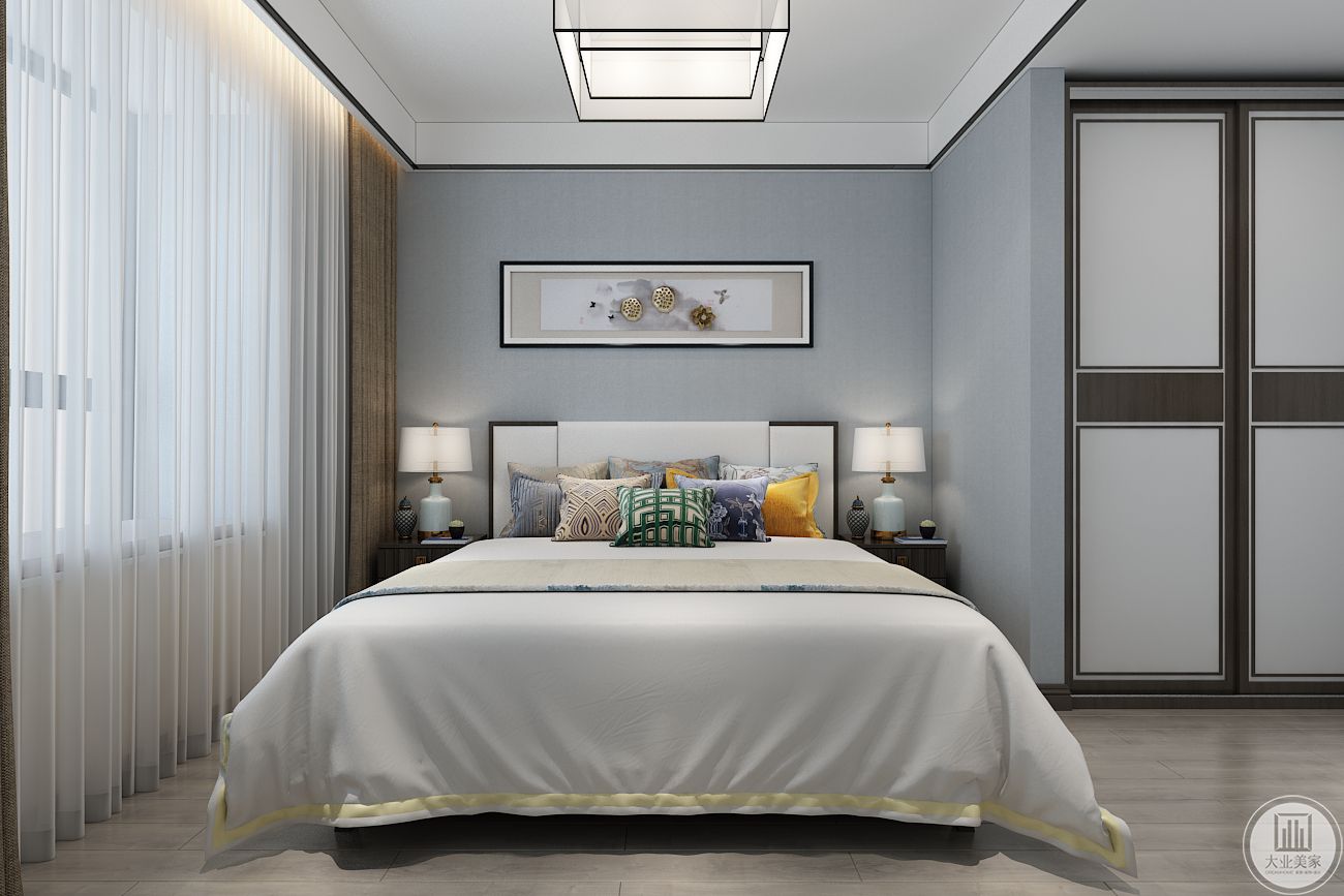 次卧室采用浅蓝色壁纸，墙面采用中式画，两侧采用深色床头柜，一侧做嵌入式衣柜。