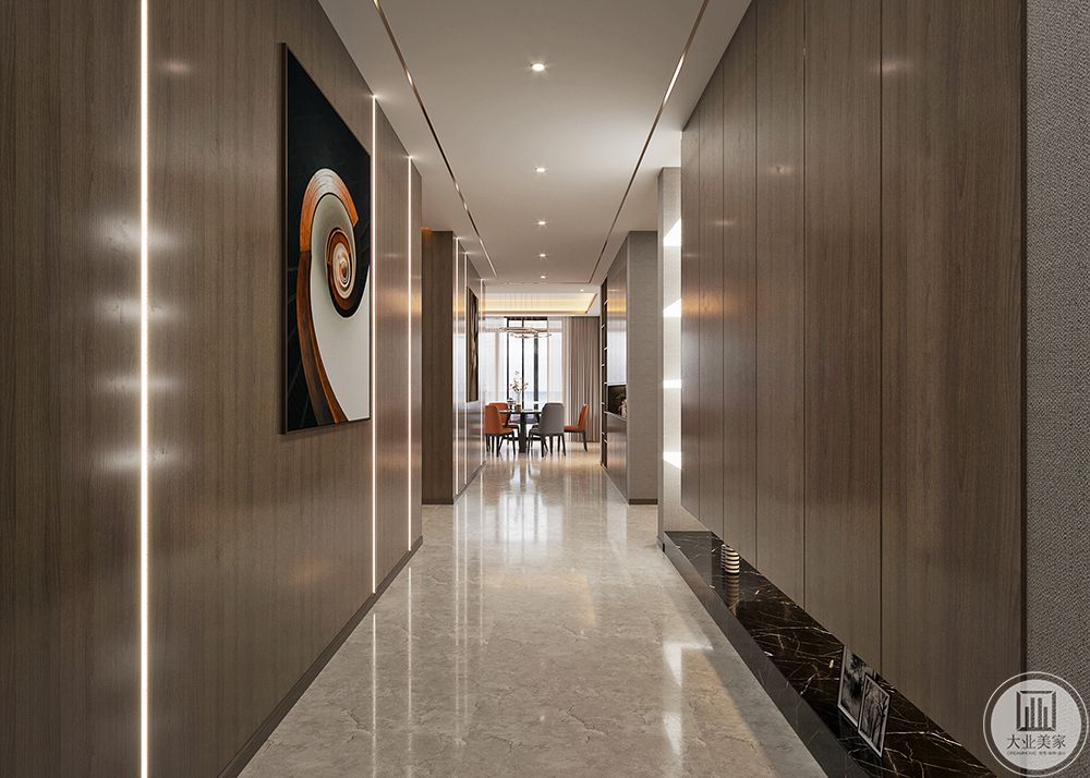 考虑到原始户型的走廊动线明朗，因此采用石材搭配引导型的线型灯的设计手法，充分表现出居住者回到家中的仪式感。