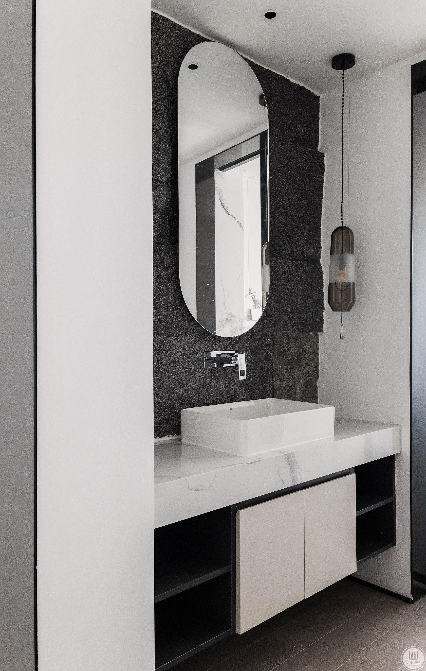 浴室柜内藏式的收纳柜设计，整齐易取，不显杂乱。智能防雾镜的设计低温快速除雾，高颜值，高体验。