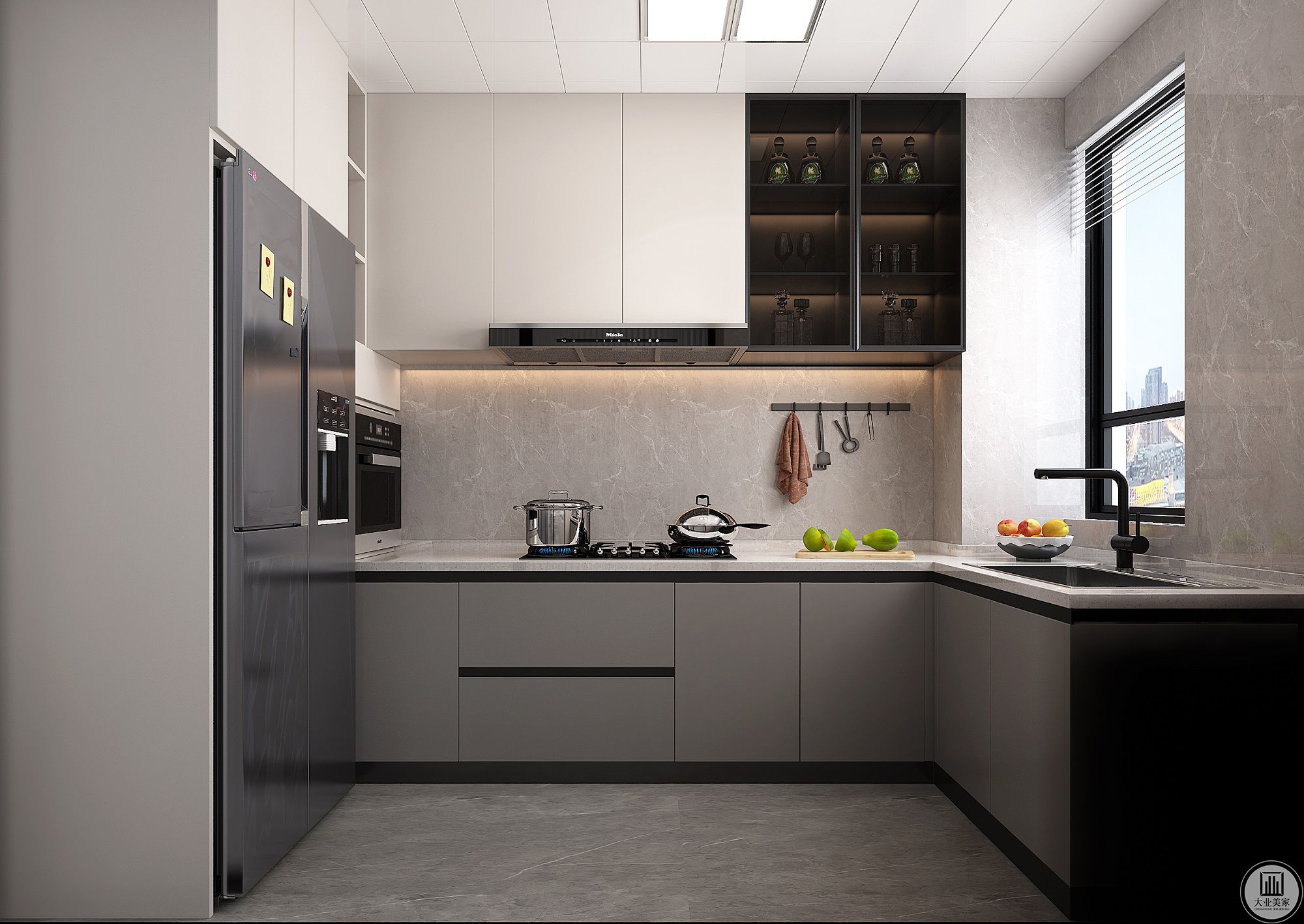 厨房柜子分色处理，上部的白色柜，在视觉上缓解过度饱和的压抑感。